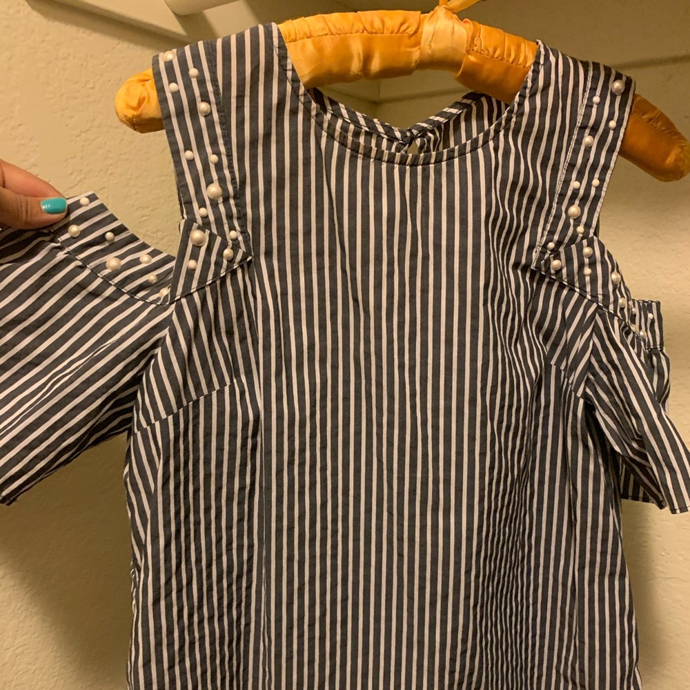 Blouse with shoulder cutout